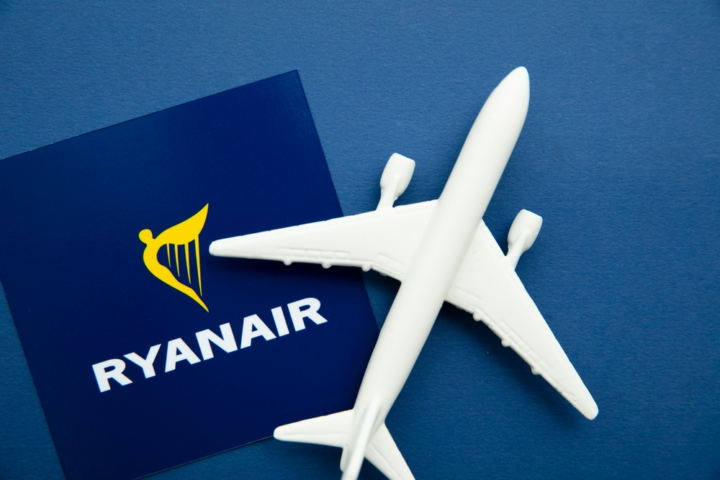 geschlechtsneutrale-anrede-fehlt-–-klage-gegen-ryanair