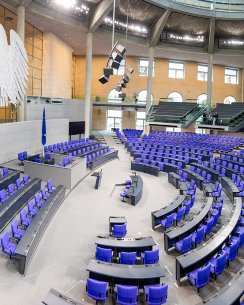 afd-steigt-auf-rekordwert,-merz-stürzt-ab