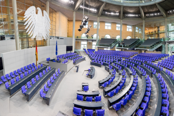 afd-steigt-auf-rekordwert,-merz-stürzt-ab