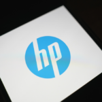 HPE entfacht an der Wall Street neue KI-Euphorie Starke Zahlen katapultieren den Konzern an die Spitze des Tages Während die großen US-Indizes nach ihrer jüngsten Rekordjagd am Dienstag nur noch uneinheitlich tendierten, stahl ein einzelner Technologiewert fast allen anderen die Show: Hewlett Packard Enterprise, kurz HPE, schoss um 32,1 Prozent nach oben und wurde damit zum mit Abstand auffälligsten Gewinner des Tages. In einem Marktumfeld, das von Unsicherheit im Nahost-Konflikt, vorsichtigerer Kauflaune und ersten Ermüdungserscheinungen nach den Rekordständen geprägt war, wirkte dieser Kurssprung wie ein elektrischer Schock. Die Dimension dieses Anstiegs ist bemerkenswert. Ein Plus von mehr als 32 Prozent an nur einem Handelstag ist selbst für Technologiewerte außergewöhnlich. Der Sprung zeigt, wie sensibel die Börse derzeit auf Unternehmen reagiert, die im Zusammenhang mit Künstlicher Intelligenz glaubhaft starkes Wachstum liefern. Genau das gelang HPE. Der Konzern legte überzeugende Zahlen zum zweiten Quartal vor und überraschte den Markt zusätzlich mit einer ambitionierten Ankündigung: Die langfristigen Finanzziele sollen nun zwei Jahre früher erreicht werden als bislang geplant. KI-Datenzentren werden zum Wachstumsmotor Den Optimismus begründet das Unternehmen mit einer robusten Nachfrage nach KI-Datenzentren. Genau an diesem Punkt trifft HPE den Nerv des Marktes. Denn der KI-Boom lebt nicht nur von Software, Chatbots oder neuen Anwendungen. Er braucht auch eine enorme technische Grundlage. Rechenzentren, Server, Speicher, Netzwerktechnik und die gesamte physische Infrastruktur sind die eigentlichen Maschinenräume dieser Entwicklung. HPE wird damit nicht als Randprofiteur, sondern als zentraler Infrastrukturspieler wahrgenommen. Wer KI in großem Stil einsetzen will, braucht Rechenkapazität in einer Größenordnung, die klassische IT-Strukturen schnell überfordert. Für Anbieter wie HPE eröffnet das einen Markt, der nicht nur wächst, sondern geradezu explodiert. Der Kurssprung von 32,1 Prozent zeigt, daß Anleger genau daran nun mit neuer Wucht glauben. Ein Börsentag mit zwei Gesichtern Der starke Auftritt von HPE fällt besonders auf, weil das Umfeld an der Wall Street gleichzeitig erstaunlich nervös wirkte. Nach den jüngsten Rekordständen fanden die großen Indizes keine gemeinsame Richtung. Der Dow Jones stieg im frühen Handel zwar um 0,3 Prozent auf 51.206 Punkte, doch der S&P 500 verlor 0,2 Prozent, und der Nasdaq Composite gab 0,4 Prozent nach. Diese Uneinigkeit zeigt, daß der Markt nach seiner Rekordjagd eine Verschnaufpause einlegt. Händler sprachen von einer verworrenen und teilweise widersprüchlichen Nachrichtenlage im Nahen Osten. Ein belastbarer Durchbruch scheint dort weiterhin nicht in Sicht. Genau deshalb nimmt die Kauflaune auf den bereits erreichten Kursniveaus sichtbar ab. Umso auffälliger ist es, wenn ein einzelner Wert in einer solchen Lage regelrecht explodiert. HPE liefert, andere Tech-Riesen geraten unter Druck Gerade im Vergleich mit anderen großen Technologieaktien wird klar, wie stark HPE an diesem Tag herausragte. Während HPE gefeiert wurde, gerieten mehrere prominente Namen unter Druck. Alphabet verlor 3,6 Prozent. Auch Microsoft und Amazon gaben nach und büßten 1,9 beziehungsweise 2,2 Prozent ein. Der Grund dafür lag ebenfalls im Thema KI, allerdings von der anderen Seite betrachtet. Bei Alphabet und anderen Konzernen wachsen die Sorgen über die enormen KI-Ausgaben. Anleger beginnen also, feiner zu unterscheiden. Nicht jedes Unternehmen profitiert an der Börse automatisch vom KI-Boom. Entscheidend ist inzwischen immer stärker, ob ein Konzern bereits sichtbar an der Nachfrage verdient oder zunächst vor allem gewaltige Summen investieren muß. Genau hier punktet HPE. Das Unternehmen wird nicht in erster Linie als Kostenmaschine gesehen, sondern als unmittelbarer Nutznießer der Investitionswelle. Es verkauft gewissermaßen die Schaufeln für den digitalen Goldrausch. Die Wall Street sortiert den KI-Markt neu Der Handelstag zeigt damit sehr deutlich, wie sich der Blick der Anleger verändert. Lange reichte es aus, sich irgendwie mit KI in Verbindung zu bringen, um an der Börse Rückenwind zu bekommen. Nun wird schärfer gefragt, wer konkret verdient, wer liefern kann und wer sich zunächst in immer größere Ausgaben stürzt. HPE hat auf diese Fragen an diesem Tag die überzeugendsten Antworten geliefert. Starke Quartalszahlen, beschleunigte Langfristziele und eine klare Begründung über die Nachfrage nach KI-Datenzentren ergeben zusammen eine Geschichte, die der Markt sofort mit massiven Käufen belohnte. Andere Konzerne mit hohen Investitionsplänen, aber weniger unmittelbarer Gewinnsichtbarkeit wurden dagegen skeptischer betrachtet. Nvidia bleibt stabiler Gewinner des Trends Ein weiterer interessanter Vergleich ist Nvidia. Deren Aktie legte um 0,5 Prozent zu. Das ist deutlich weniger spektakulär als der Sprung von HPE, bestätigt aber ebenfalls die Marktlogik. Nvidia gilt weiterhin als einer der klarsten Gewinner des KI-Booms, weil der Konzern direkt an der Nachfrage nach Hochleistungschips verdient. Damit ergibt sich ein aufschlußreiches Bild: Unternehmen, die direkt an der Infrastruktur und am Ausbau der KI-Welt verdienen, bleiben gefragt. Unternehmen, bei denen stärker über Kosten und Kapitalbedarf diskutiert wird, geraten leichter unter Druck. HPE reiht sich mit seinem Kurssprung nun sehr deutlich in die Gruppe jener Unternehmen ein, die vom Markt als unmittelbare Profiteure angesehen werden. Nahost bremst die Indizes, HPE setzt sein eigenes Signal Parallel dazu bleibt die geopolitische Großwetterlage angespannt. Die widersprüchlichen Nachrichten aus dem Nahen Osten verhindern, daß die großen Indizes ihren Rekordlauf einfach fortsetzen. Ein echter politischer Durchbruch fehlt, und genau das bremst die allgemeine Kaufbereitschaft. Konjunkturseitig standen im frühen Handel lediglich die Daten zu den offenen Stellen aus dem April im Blick, also kein Impuls, der die Marktstimmung grundlegend hätte drehen können. Gerade deshalb wirkte der HPE-Sprung so eindrucksvoll. Der Konzern setzte in einem vorsichtigen Gesamtmarkt sein eigenes, völlig unabhängiges Signal. Während viele Anleger insgesamt zurückhaltender wurden, griffen sie bei HPE mit voller Entschlossenheit zu. Ein Kursfeuerwerk mit klarem Kern Der Börsentag läßt sich deshalb auf einen zentralen Punkt zuspitzen: HPE war der große Gewinner, weil das Unternehmen überzeugend gezeigt hat, daß der Ausbau von KI-Datenzentren nicht nur ein Zukunftsthema ist, sondern bereits jetzt reales Geschäft und reale Dynamik erzeugt. Das Plus von 32,1 Prozent war keine zufällige Übertreibung, sondern die Reaktion auf eine Kombination aus starken Zahlen, höherem Tempo und einer Marktstory, die derzeit maximale Aufmerksamkeit erhält. Während die Wall Street insgesamt nach Rekorden eine Pause einlegte, zeigte HPE, daß einzelne Unternehmen den Markt noch immer mit voller Wucht elektrisieren können. Genau dann, wenn sie nicht nur vom KI-Boom erzählen, sondern ihn bereits in Umsatz, Nachfrage und beschleunigte Ziele übersetzen. HPE, Hewlett Packard Enterprise, Wall Street, KI, Künstliche Intelligenz, KI-Datenzentren, Nasdaq, Dow Jones, S&P 500, Alphabet, Microsoft, Amazon, Nvidia, Technologieaktien, Quartalszahlen